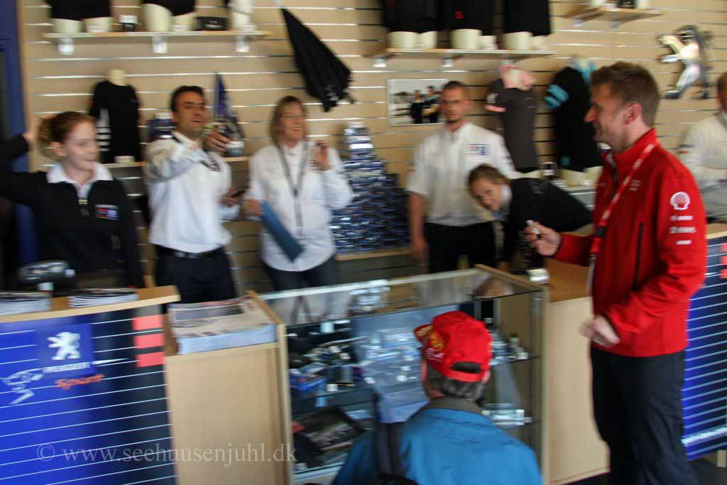 Allan McNish pulling of a joke on Peugeot gift shop employees as he jumps in asking where to sign autographs. All though my photos are unsharp I’ll show them just because his joke is god.