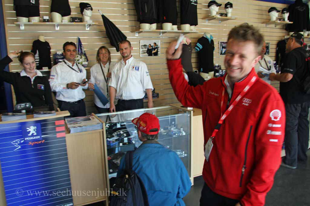 Allan McNish pulling of a joke on Peugeot gift shop employees as he jumps in asking where to sign autographs. All though my photos are unsharp I’ll show them just because his joke is god.