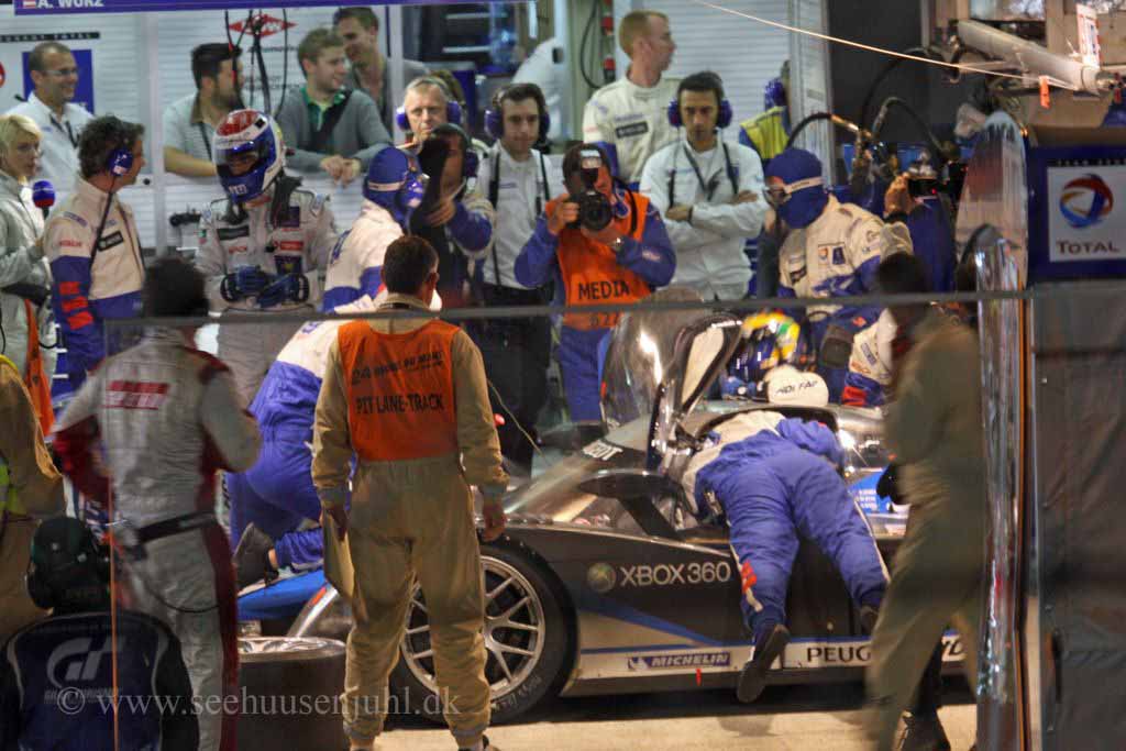 PEUGEOT 908 HDi FAP No.9David Brabham is climbing into the car. Gené Marc standing in the back