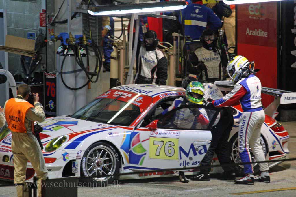 PORSCHE 911 GT3 RSR 997 No.76Patrick Long getting out, Patrick Pilet ready to get in